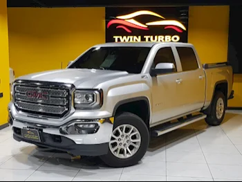 GMC  Sierra  2018  Automatic  95,000 Km  8 Cylinder  Four Wheel Drive (4WD)  Pick Up  Silver