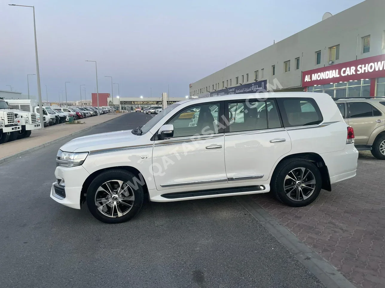 Toyota  Land Cruiser  VXR- Grand Touring S  2020  Automatic  294,000 Km  8 Cylinder  Four Wheel Drive (4WD)  SUV  White