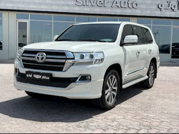 Toyota  Land Cruiser  GXR  2016  Automatic  76,000 Km  8 Cylinder  Four Wheel Drive (4WD)  SUV  White