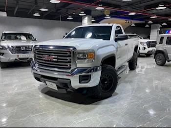 GMC  Sierra  2500 HD  2015  Automatic  118,000 Km  8 Cylinder  Four Wheel Drive (4WD)  Pick Up  White