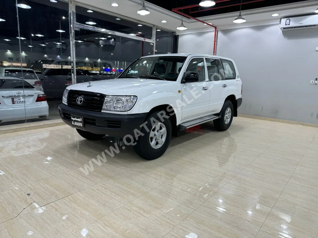 Toyota  Land Cruiser  G  2006  Manual  300,000 Km  6 Cylinder  Four Wheel Drive (4WD)  SUV  White