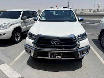 Toyota  Hilux  SR5  2024  Automatic  26,000 Km  4 Cylinder  Four Wheel Drive (4WD)  Pick Up  White  With Warranty