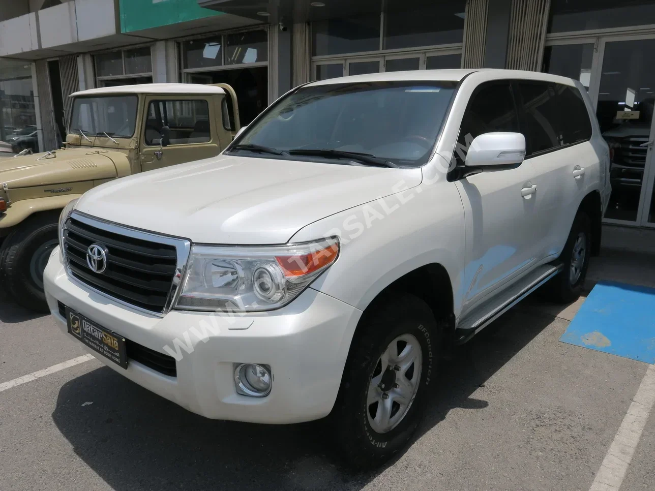 Toyota  Land Cruiser  GXR  2013  Automatic  290,000 Km  6 Cylinder  Four Wheel Drive (4WD)  SUV  White