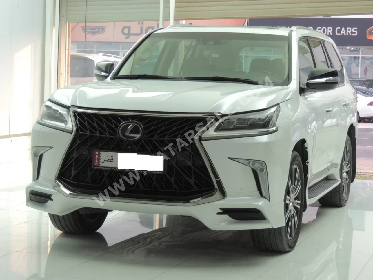 Lexus  LX  570  2018  Automatic  150,000 Km  8 Cylinder  Four Wheel Drive (4WD)  SUV  White