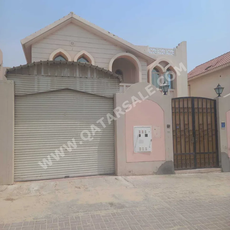 Family Residential  - Not Furnished  - Doha  - Al Duhail  - 5 Bedrooms