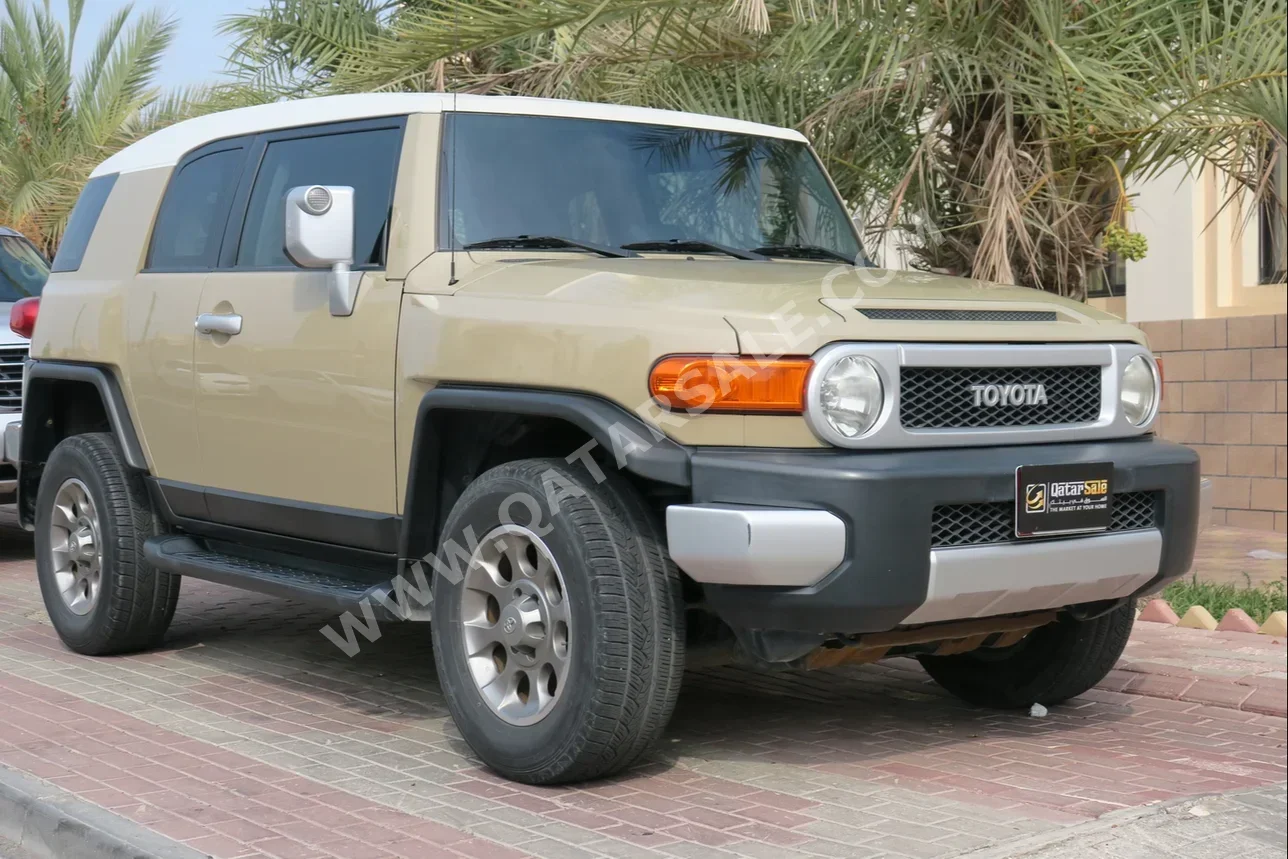 Toyota  FJ Cruiser  2012  Automatic  101,000 Km  6 Cylinder  Four Wheel Drive (4WD)  SUV  Beige