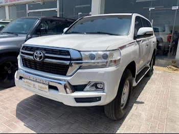 Toyota  Land Cruiser  GXR  2017  Automatic  195٬000 Km  8 Cylinder  Four Wheel Drive (4WD)  SUV  White