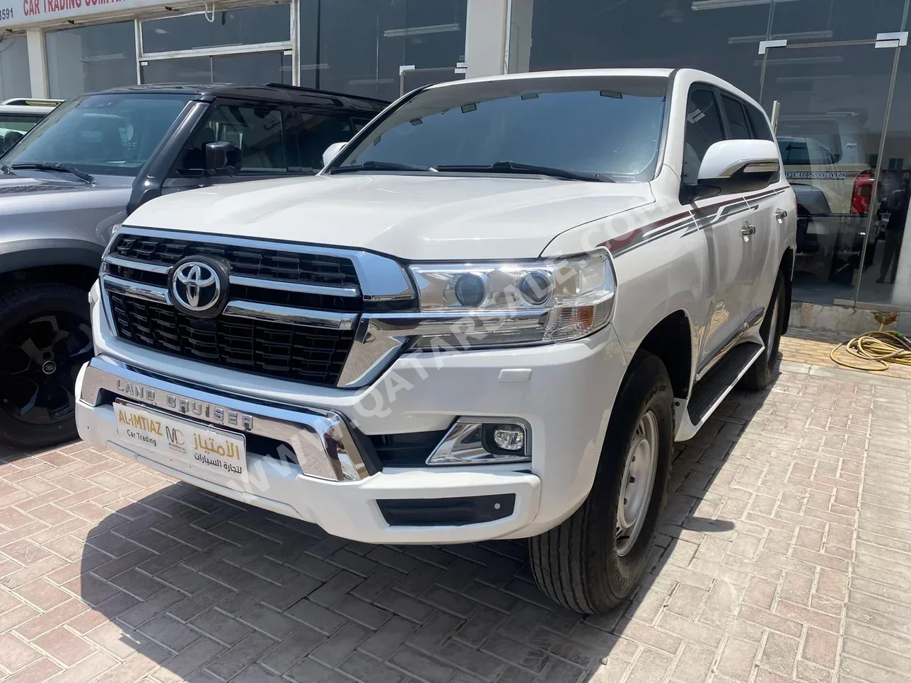 Toyota  Land Cruiser  GXR  2017  Automatic  195٬000 Km  8 Cylinder  Four Wheel Drive (4WD)  SUV  White