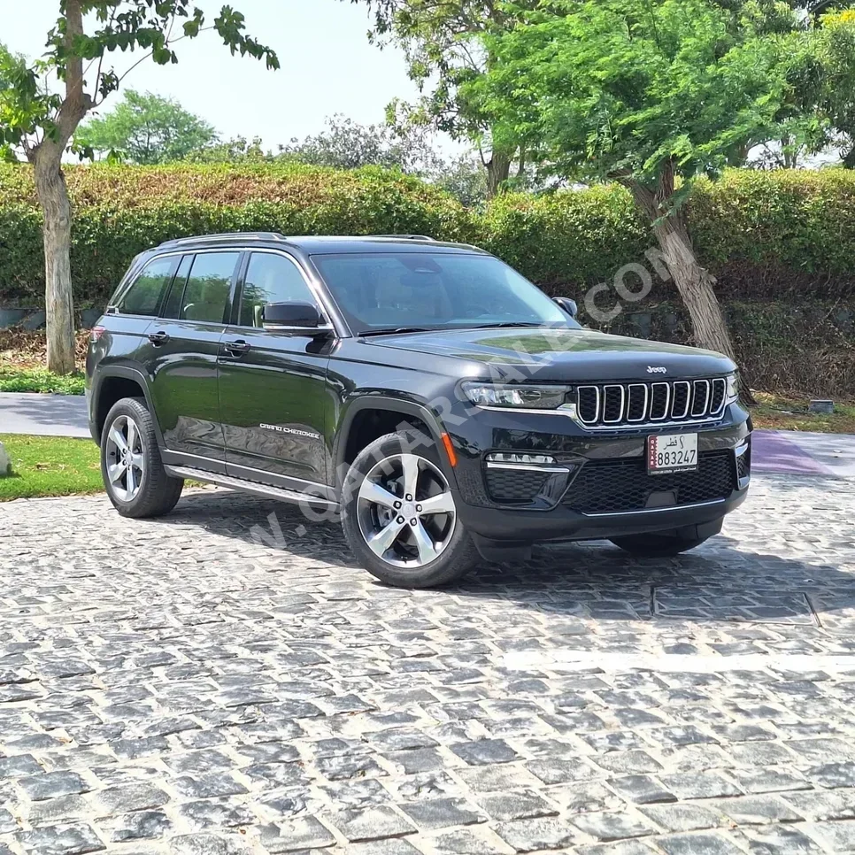 Jeep  Grand Cherokee  Limited  2022  Automatic  28,000 Km  6 Cylinder  Four Wheel Drive (4WD)  SUV  Black  With Warranty