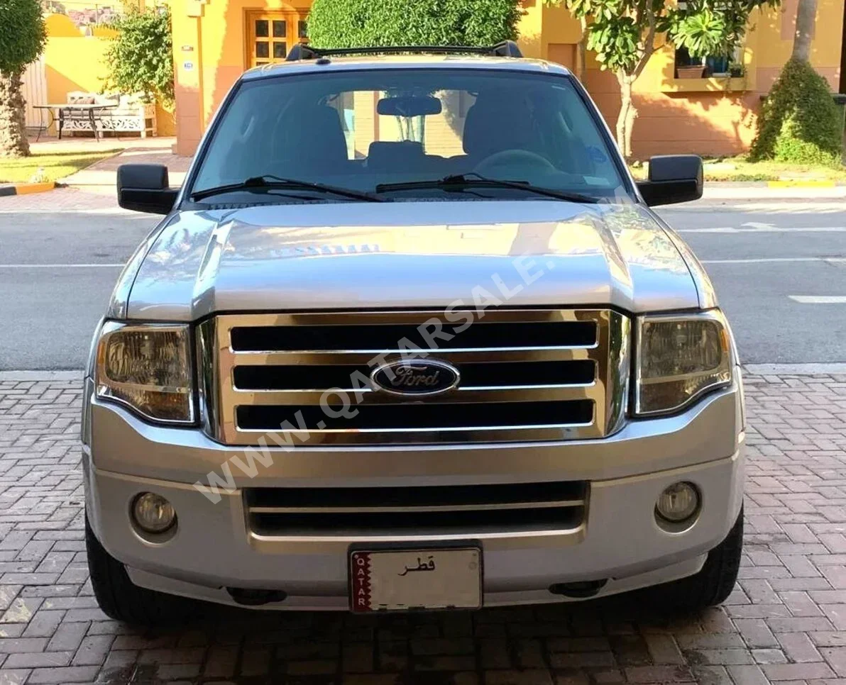 Ford  Expedition  2013  Automatic  123,000 Km  8 Cylinder  Four Wheel Drive (4WD)  SUV  Silver