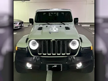 Jeep  Gladiator  Sport  2021  Automatic  17,700 Km  6 Cylinder  Four Wheel Drive (4WD)  Pick Up  White and Black  With Warranty