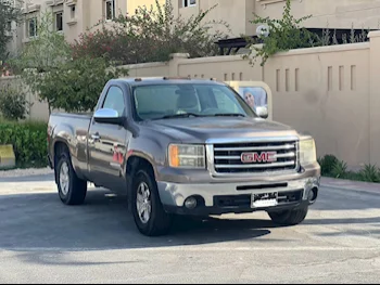 GMC  Sierra  1500  2013  Automatic  200,000 Km  8 Cylinder  Four Wheel Drive (4WD)  Pick Up  Silver