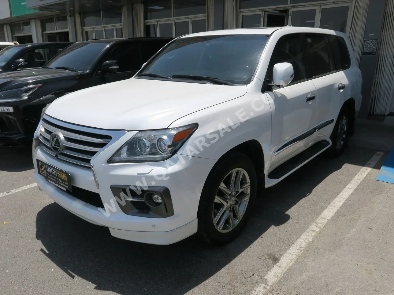 Lexus  LX  570  2013  Automatic  80,000 Km  8 Cylinder  Four Wheel Drive (4WD)  SUV  White