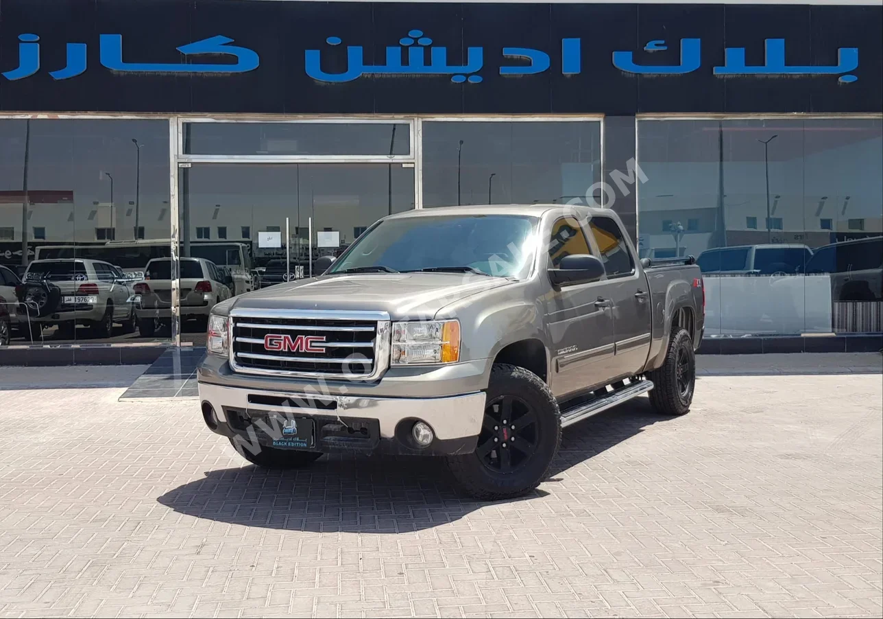 GMC  Sierra  1500  2013  Automatic  144٬000 Km  8 Cylinder  Four Wheel Drive (4WD)  Pick Up  Beige