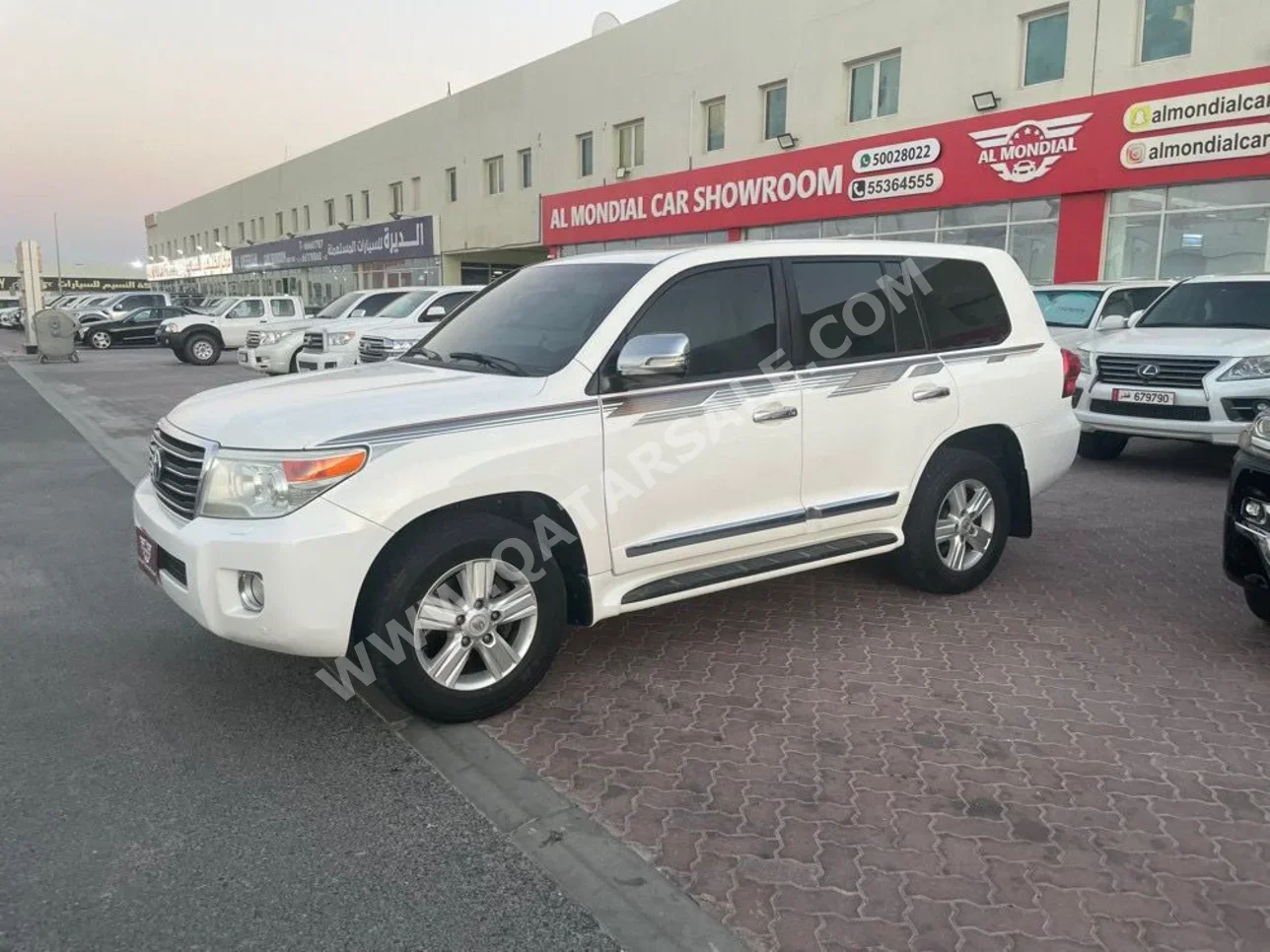 Toyota  Land Cruiser  GXR  2014  Automatic  384,000 Km  8 Cylinder  Four Wheel Drive (4WD)  SUV  White