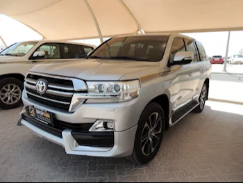 Toyota  Land Cruiser  VXR- Grand Touring S  2018  Automatic  125,000 Km  8 Cylinder  Four Wheel Drive (4WD)  SUV  Silver