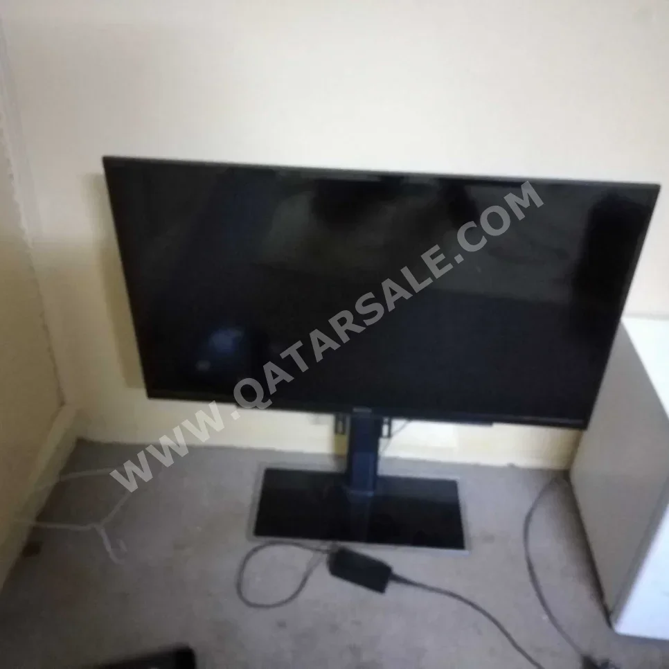 Television (TV) Sony  - 52 Inch  - HD  - With Table