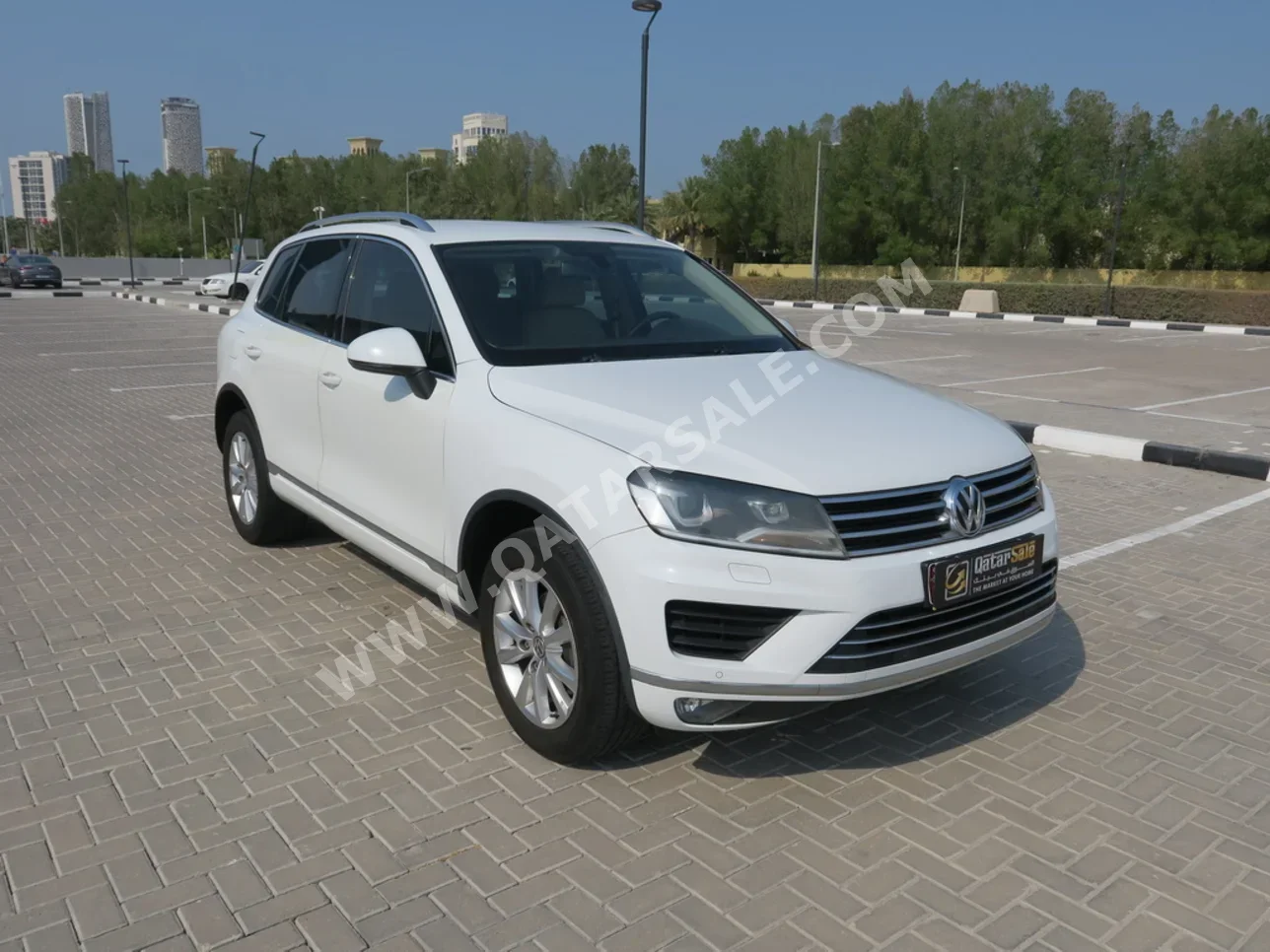 Volkswagen  Touareg  2015  Automatic  213,000 Km  6 Cylinder  All Wheel Drive (AWD)  SUV  White