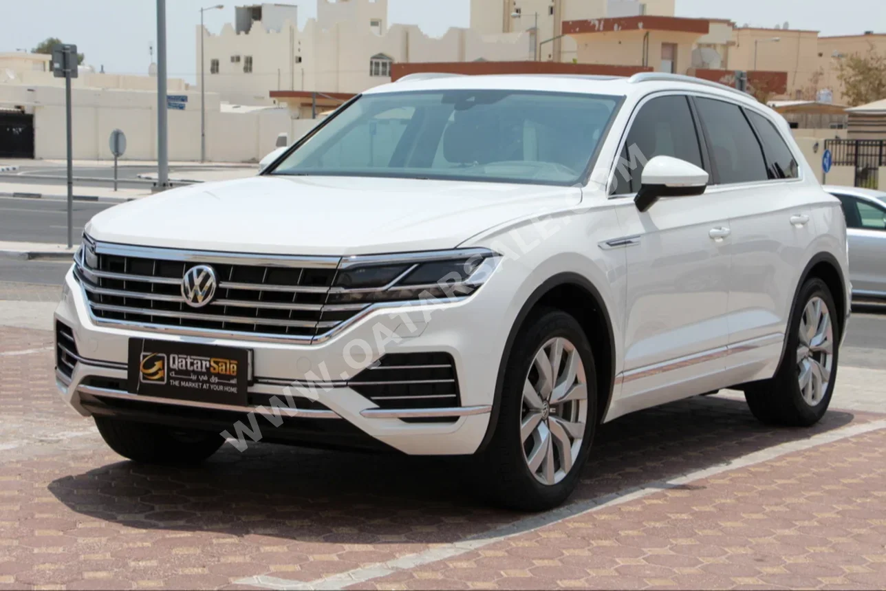  Volkswagen  Touareg  2018  Automatic  118,000 Km  6 Cylinder  All Wheel Drive (AWD)  SUV  White  With Warranty