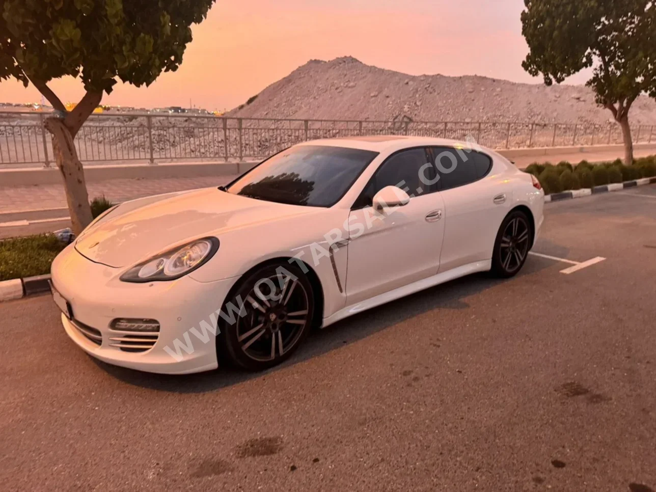 Porsche  Panamera  4  2013  Automatic  102,000 Km  6 Cylinder  Rear Wheel Drive (RWD)  Sedan  White