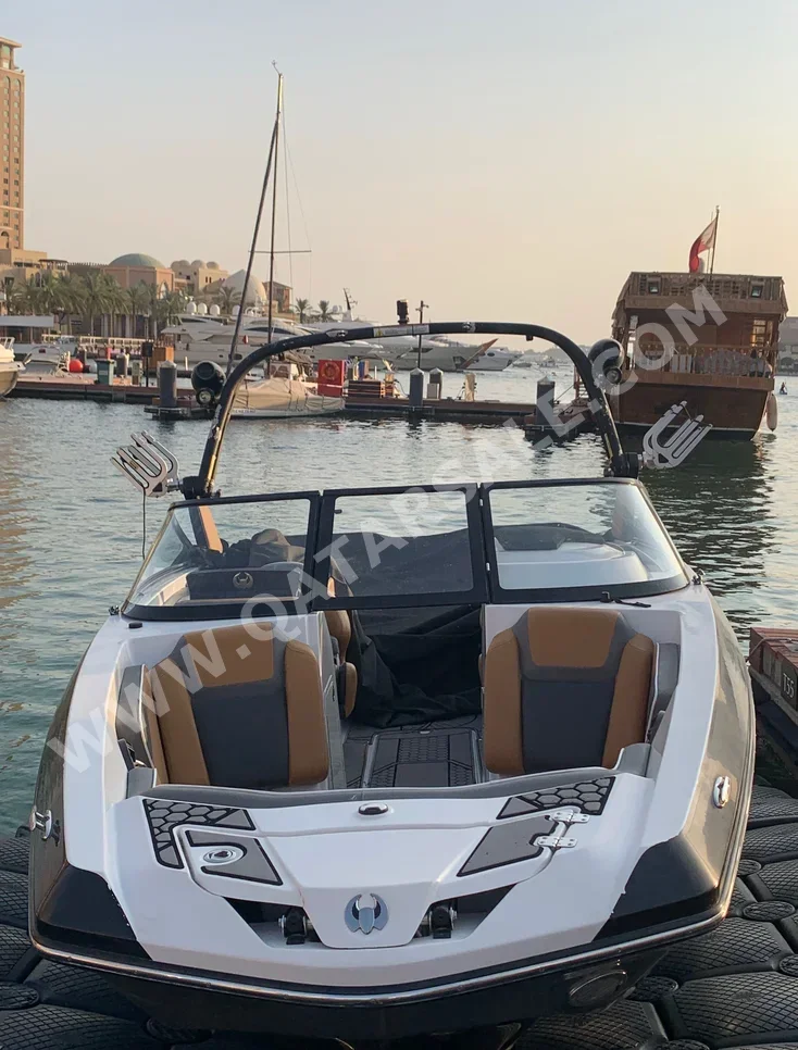 Speed Boat Scarab  255 ID  With Parking  With Trailer