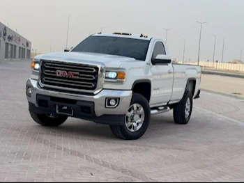 GMC  Sierra  2500 HD  2018  Automatic  235٬000 Km  8 Cylinder  Four Wheel Drive (4WD)  Pick Up  White
