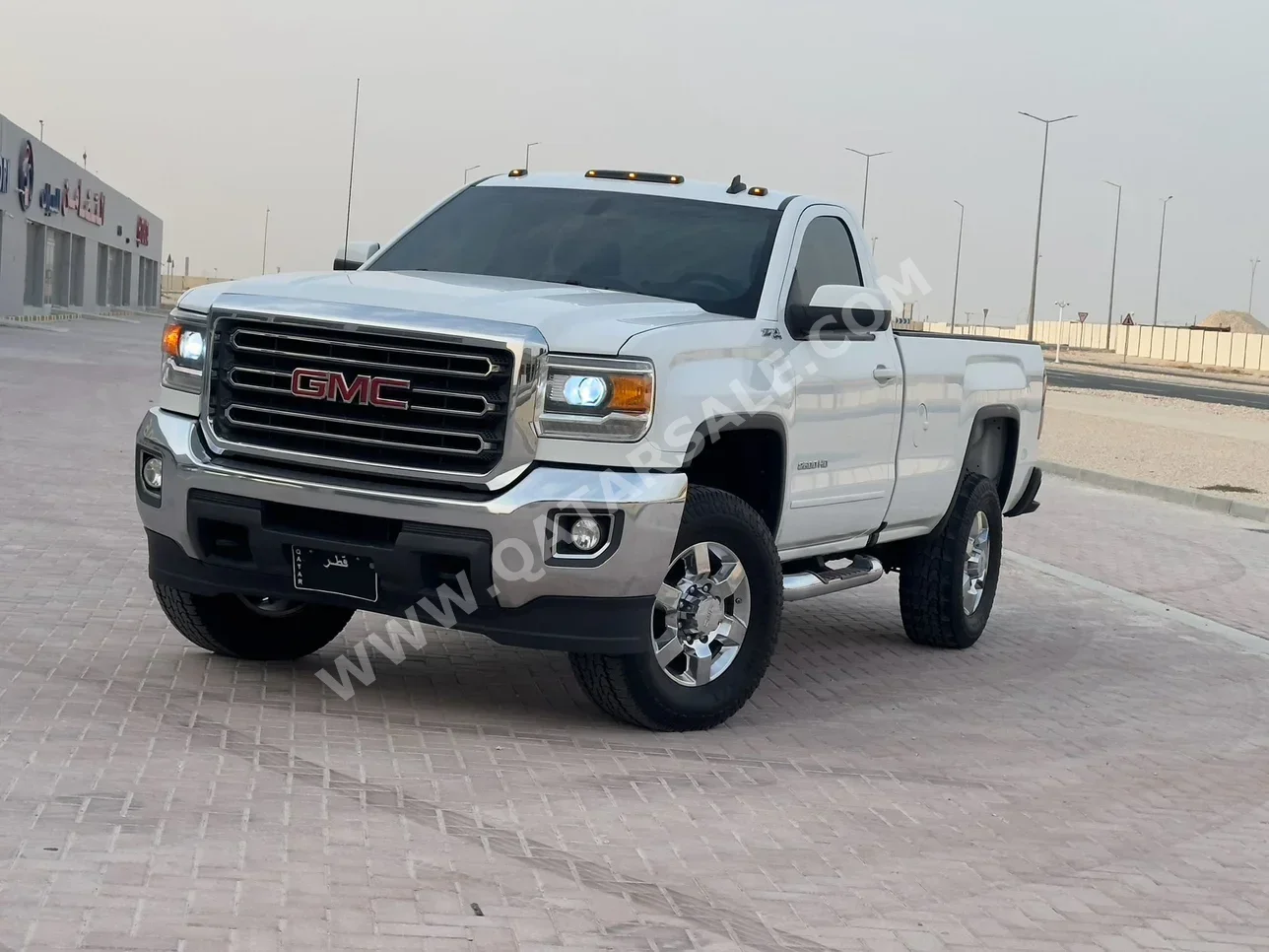 GMC  Sierra  2500 HD  2018  Automatic  235٬000 Km  8 Cylinder  Four Wheel Drive (4WD)  Pick Up  White