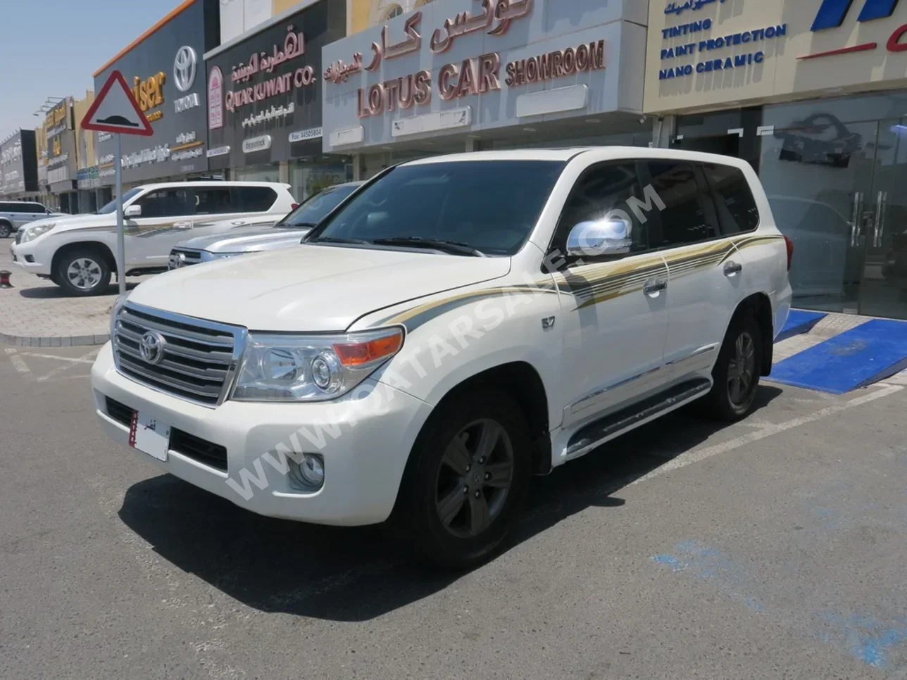 Toyota  Land Cruiser  VXR  2011  Automatic  220,000 Km  8 Cylinder  Four Wheel Drive (4WD)  SUV  White