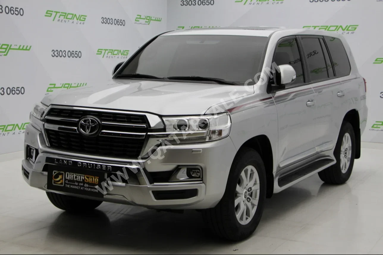 Toyota  Land Cruiser  GXR  2021  Automatic  14٬900 Km  8 Cylinder  Four Wheel Drive (4WD)  SUV  Silver  With Warranty