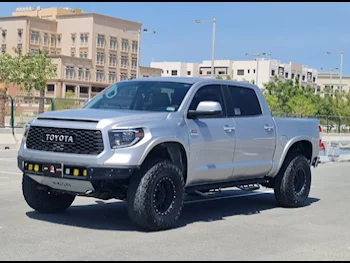 Toyota  Tundra  Edition 1794  2015  Automatic  180,000 Km  8 Cylinder  Four Wheel Drive (4WD)  Pick Up  Silver
