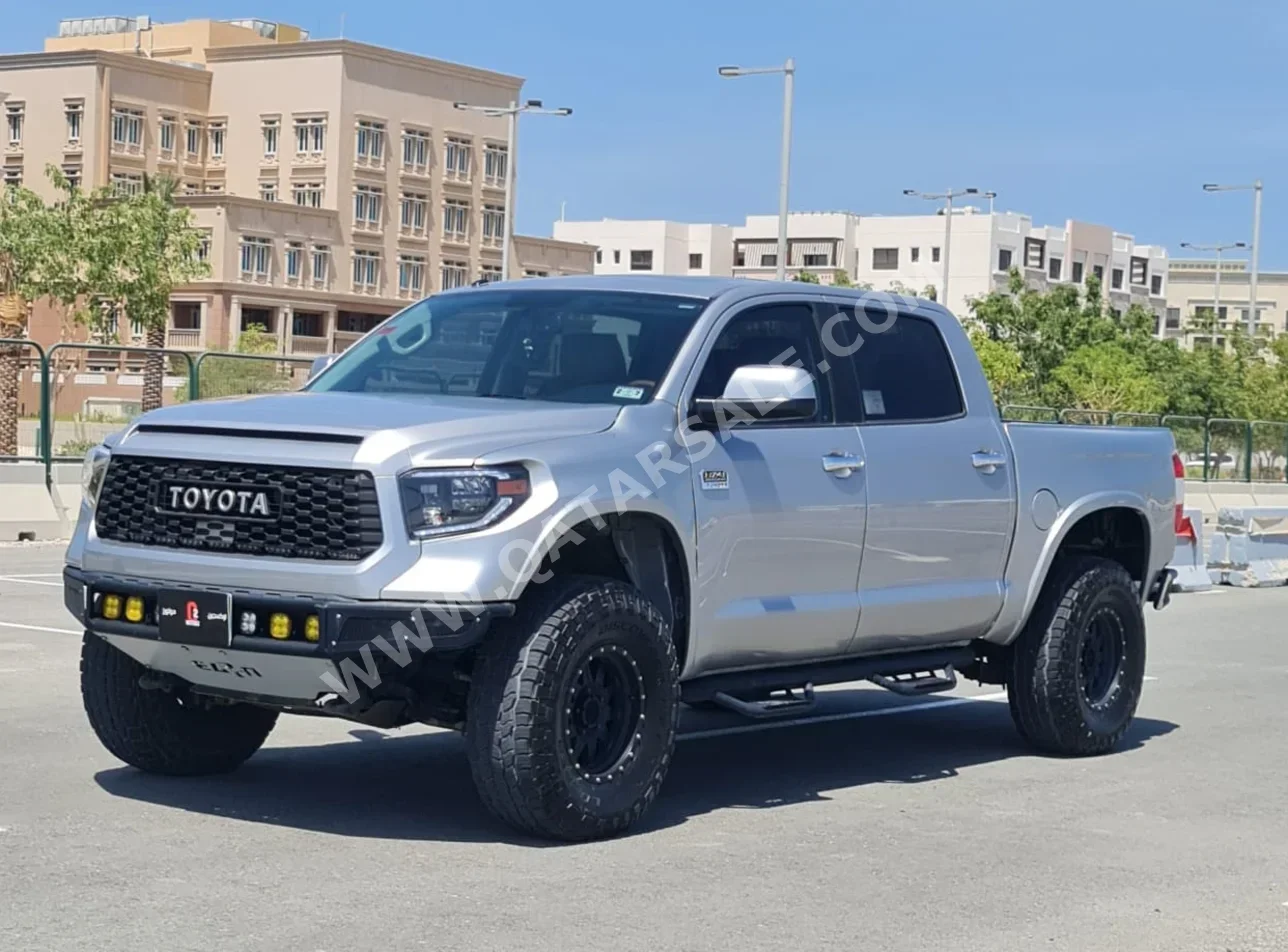 Toyota  Tundra  Edition 1794  2015  Automatic  180,000 Km  8 Cylinder  Four Wheel Drive (4WD)  Pick Up  Silver