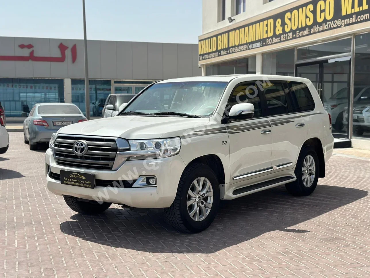 Toyota  Land Cruiser  VXR  2018  Automatic  197,000 Km  8 Cylinder  Four Wheel Drive (4WD)  SUV  White