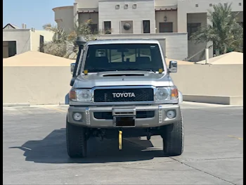 Toyota  Land Cruiser  LX  2017  Manual  25٬000 Km  8 Cylinder  Four Wheel Drive (4WD)  Pick Up  Silver