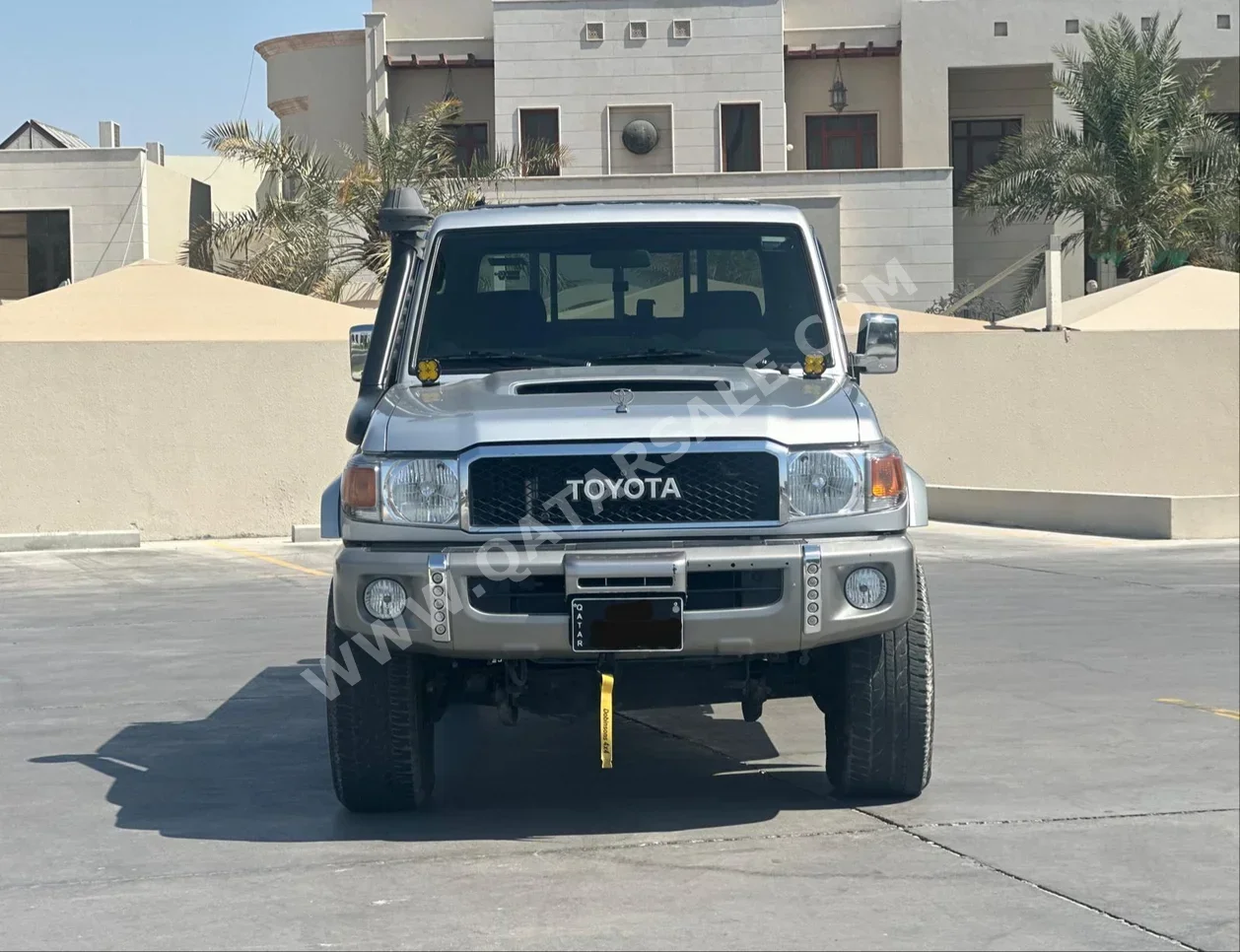 Toyota  Land Cruiser  LX  2017  Manual  25٬000 Km  8 Cylinder  Four Wheel Drive (4WD)  Pick Up  Silver