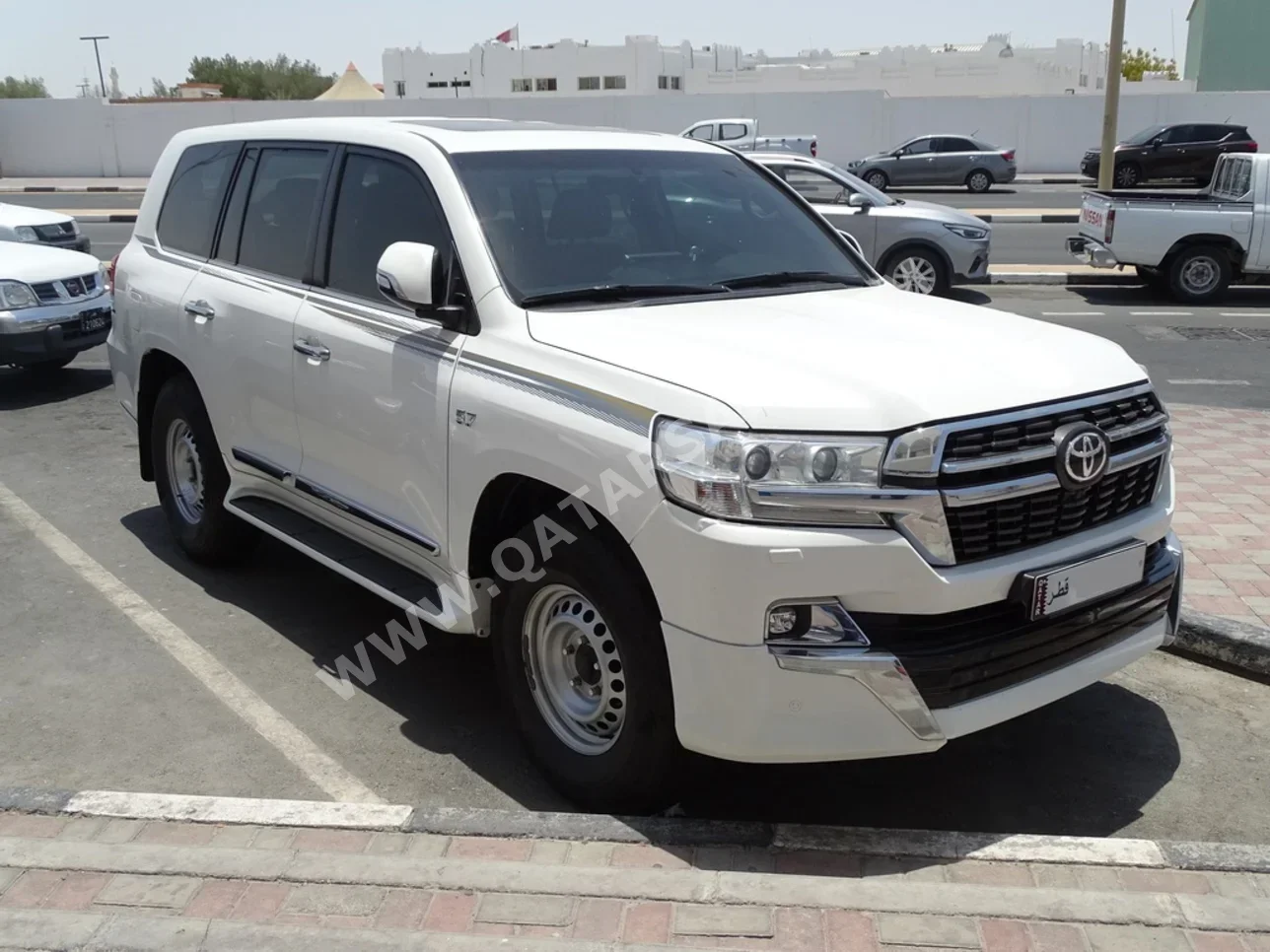 Toyota  Land Cruiser  VXR  2019  Automatic  223,000 Km  8 Cylinder  Four Wheel Drive (4WD)  SUV  White