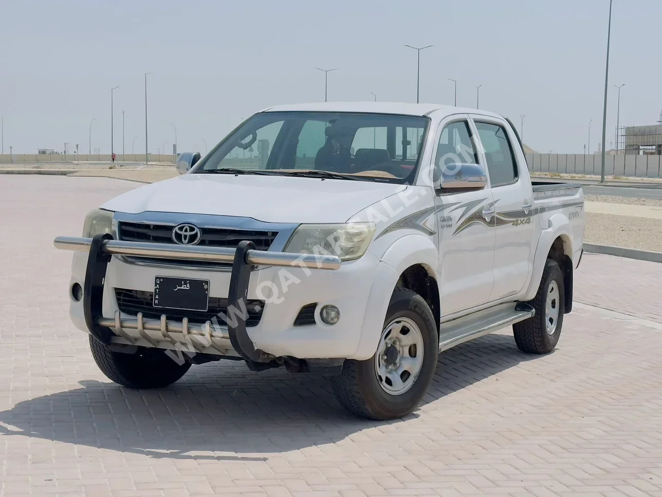 Toyota  Hilux  SR5  2015  Automatic  215,000 Km  4 Cylinder  Four Wheel Drive (4WD)  Pick Up  White