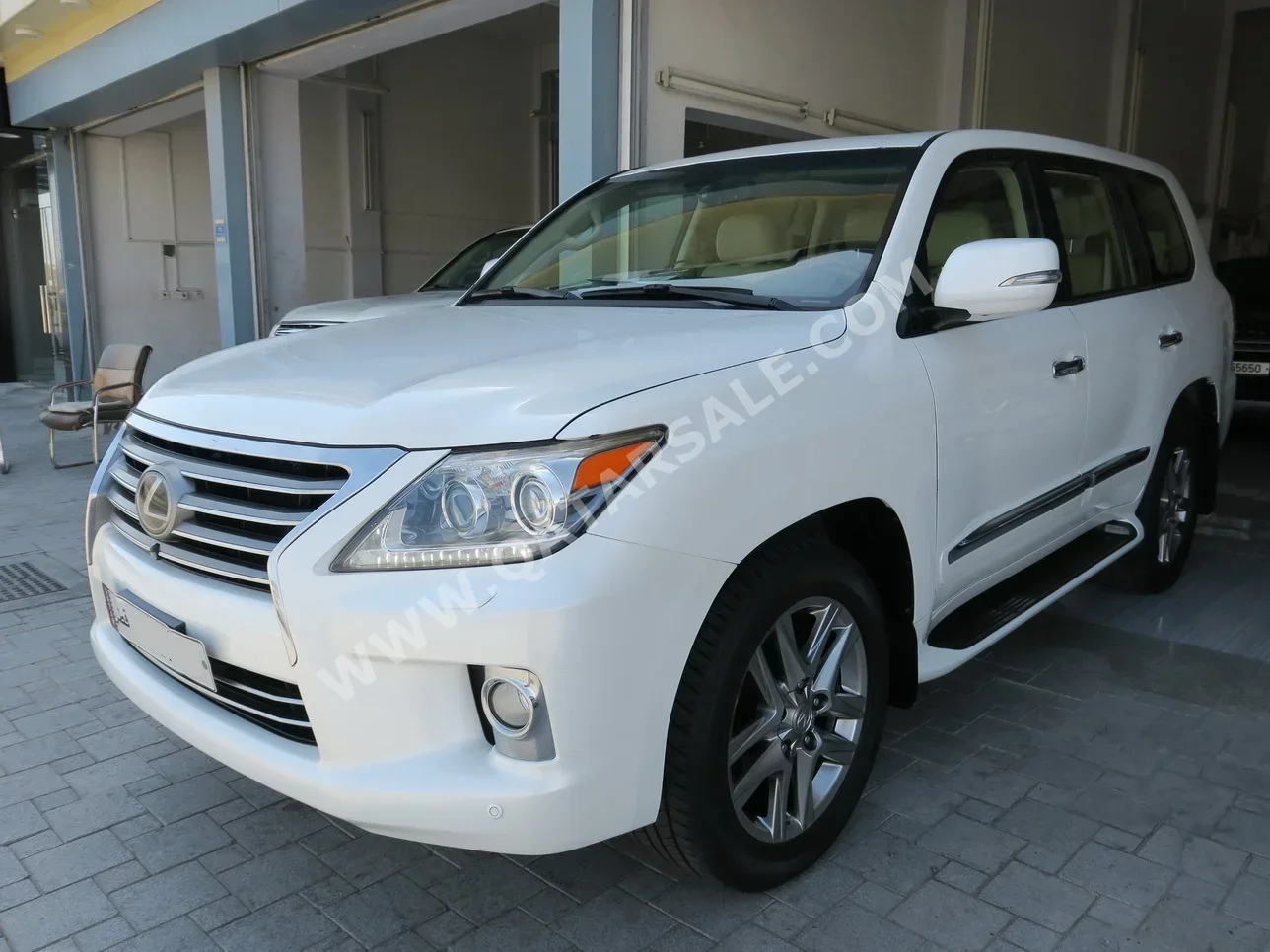 Lexus  LX  570  2013  Automatic  304,000 Km  8 Cylinder  Four Wheel Drive (4WD)  SUV  White