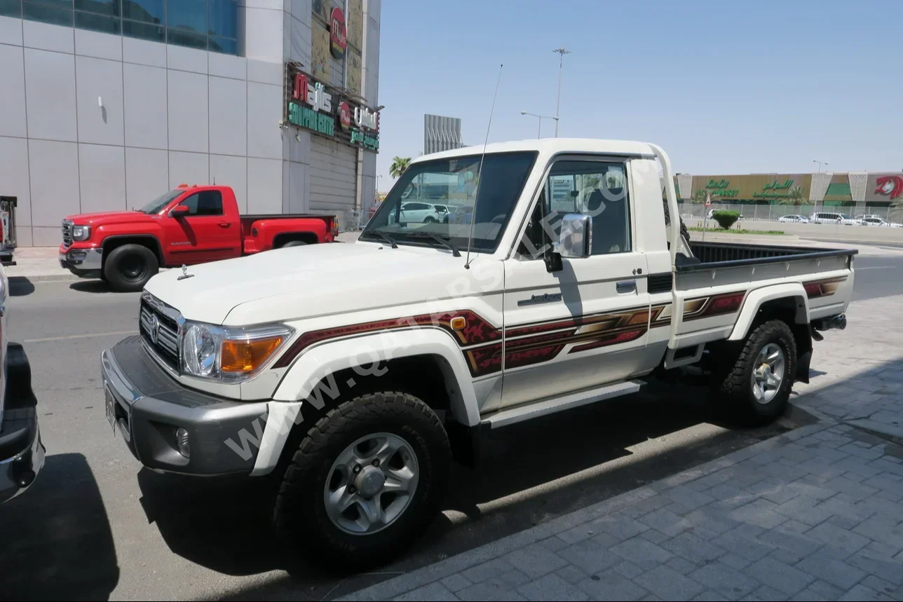 Toyota  Land Cruiser  LX  2013  Manual  76,000 Km  6 Cylinder  Four Wheel Drive (4WD)  Pick Up  White