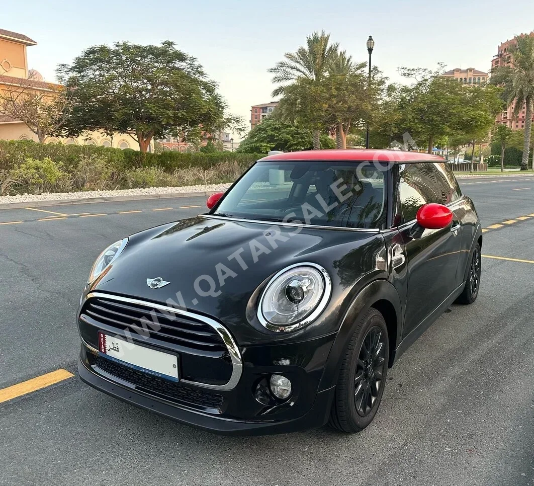 Mini  Cooper  2018  Automatic  87,000 Km  3 Cylinder  Front Wheel Drive (FWD)  Hatchback  Black and Red