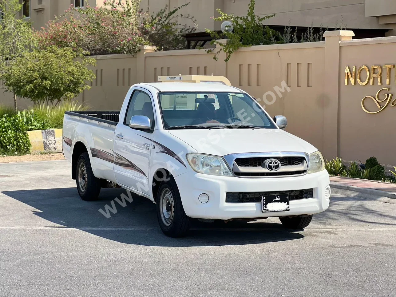 Toyota  Hilux  SR5  2009  Manual  150,000 Km  4 Cylinder  Four Wheel Drive (4WD)  Pick Up  White