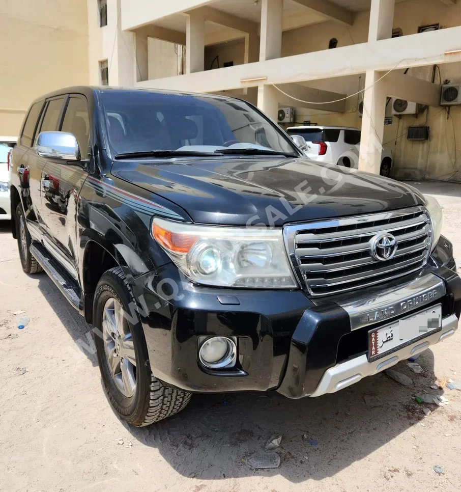 Toyota  Land Cruiser  GXR  2015  Automatic  260٬000 Km  8 Cylinder  Four Wheel Drive (4WD)  SUV  Black