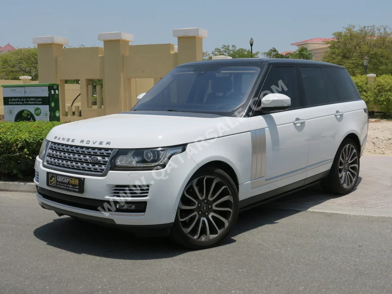  Land Rover  Range Rover  Vogue Super charged  2016  Automatic  80,000 Km  8 Cylinder  Four Wheel Drive (4WD)  SUV  White  With Warranty