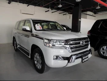 Toyota  Land Cruiser  GXR  2016  Automatic  134,000 Km  8 Cylinder  Four Wheel Drive (4WD)  SUV  White