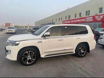 Toyota  Land Cruiser  GXR- Grand Touring  2021  Automatic  32,000 Km  6 Cylinder  Four Wheel Drive (4WD)  SUV  White