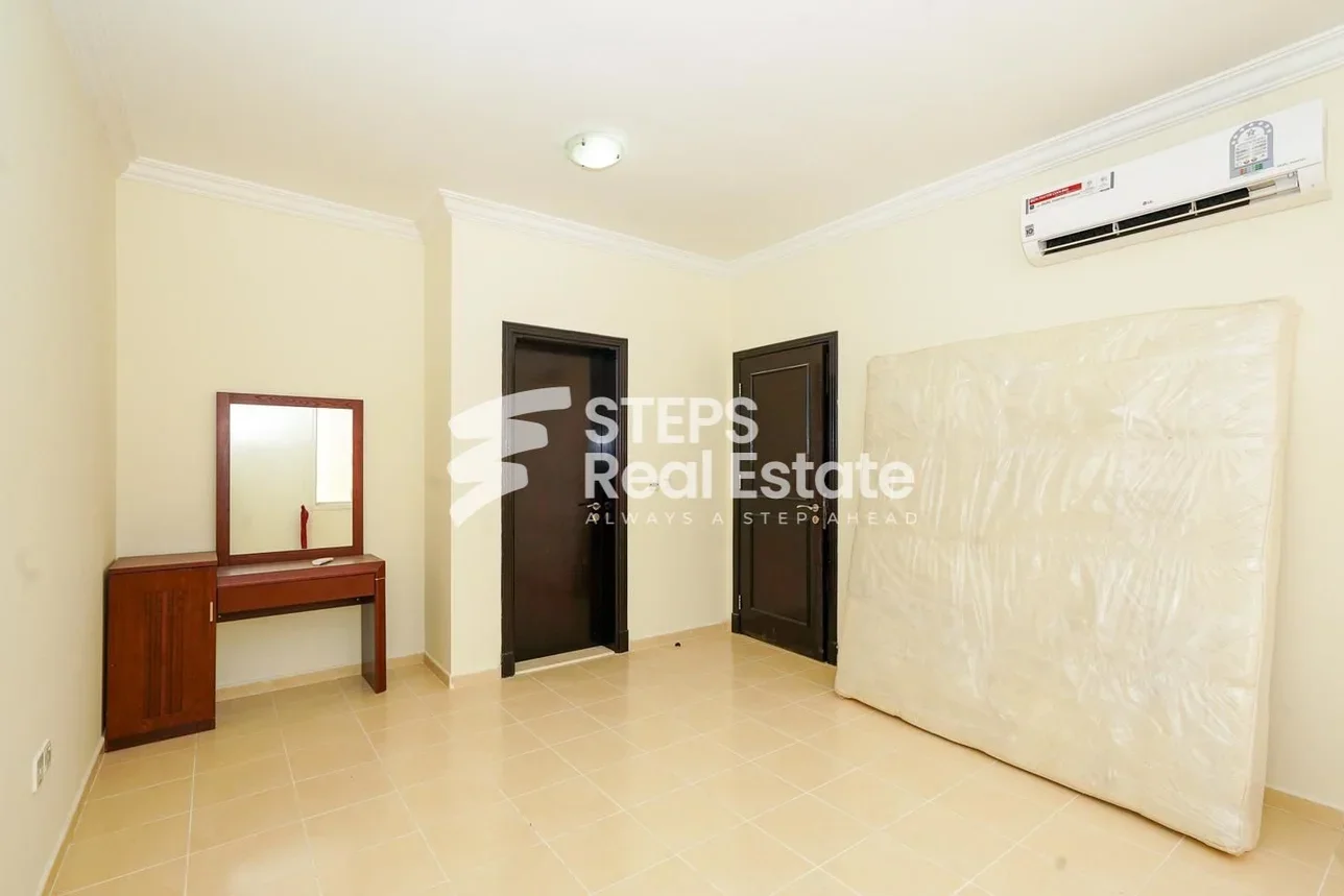 4 Bedrooms  Apartment  For Rent  in Doha -  Fereej Bin Mahmoud  Not Furnished