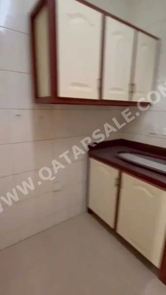 2 Bedrooms  Apartment  For Rent  in Doha -  Umm Ghuwailina  Not Furnished