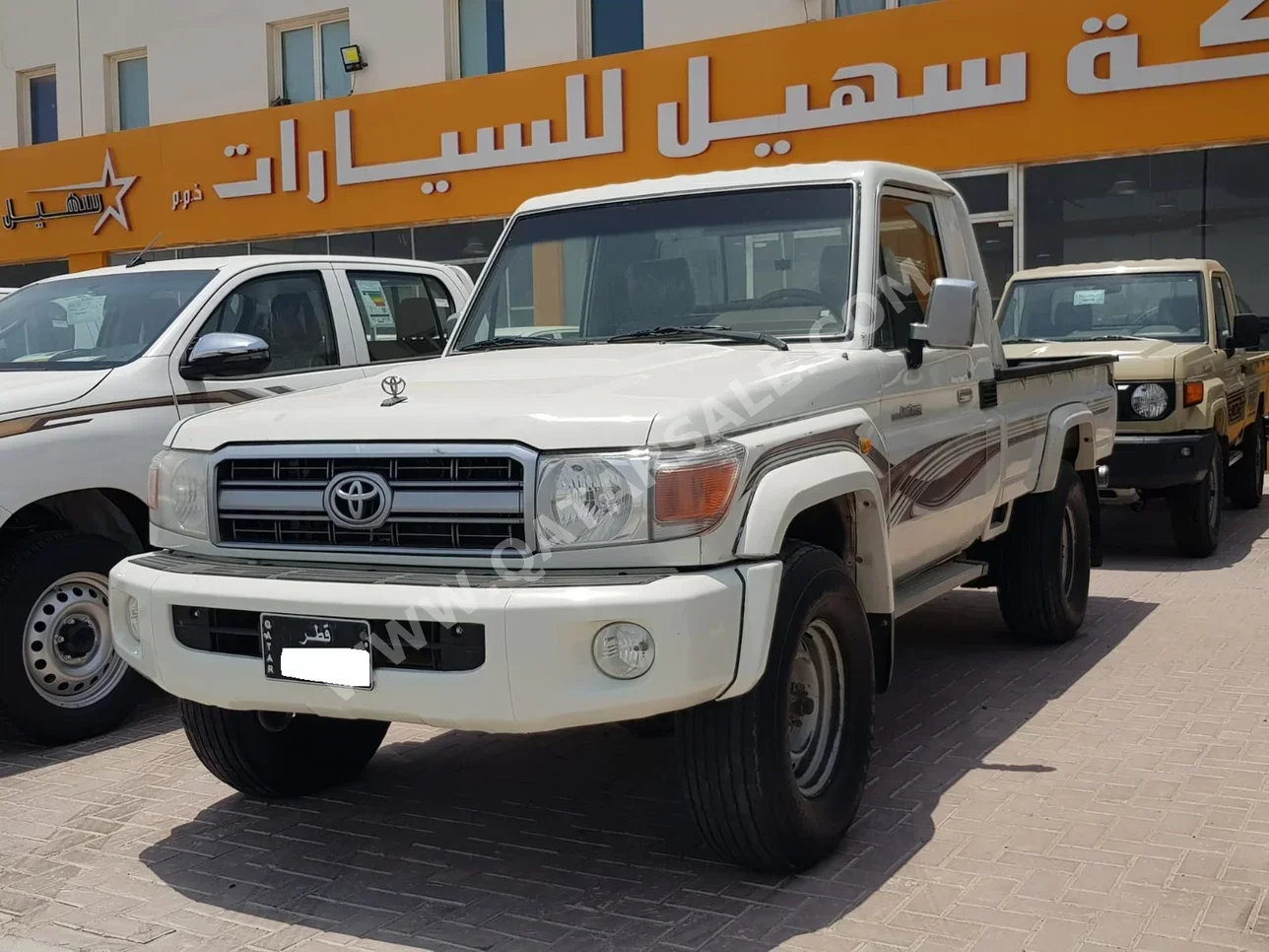 Toyota  Land Cruiser  LX  2009  Manual  184,000 Km  6 Cylinder  Four Wheel Drive (4WD)  Pick Up  White