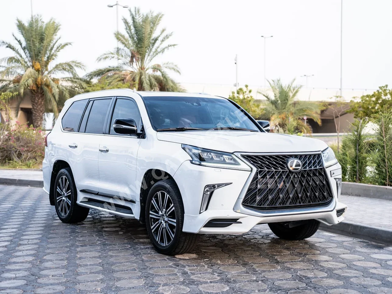 Lexus  LX  570  2016  Automatic  241,000 Km  8 Cylinder  Four Wheel Drive (4WD)  SUV  White