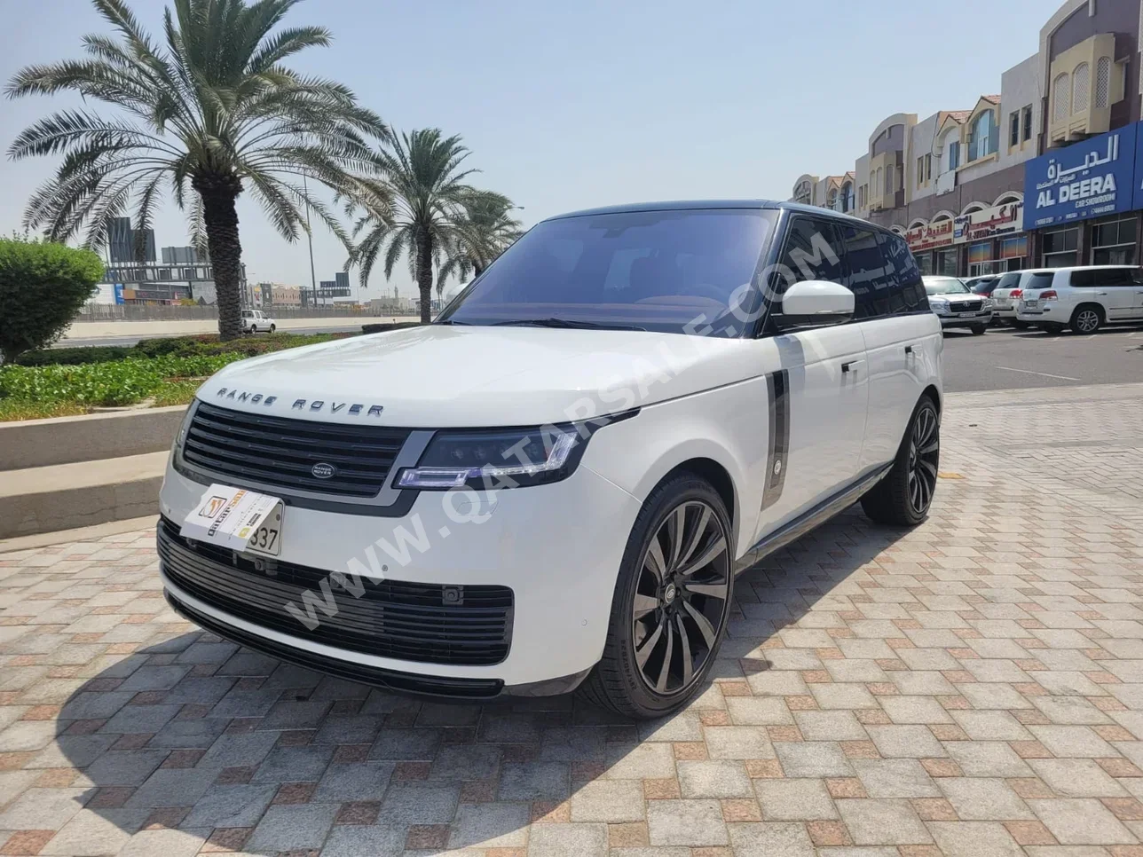 Land Rover  Range Rover  Vogue SE  2015  Automatic  180,000 Km  8 Cylinder  Four Wheel Drive (4WD)  SUV  White