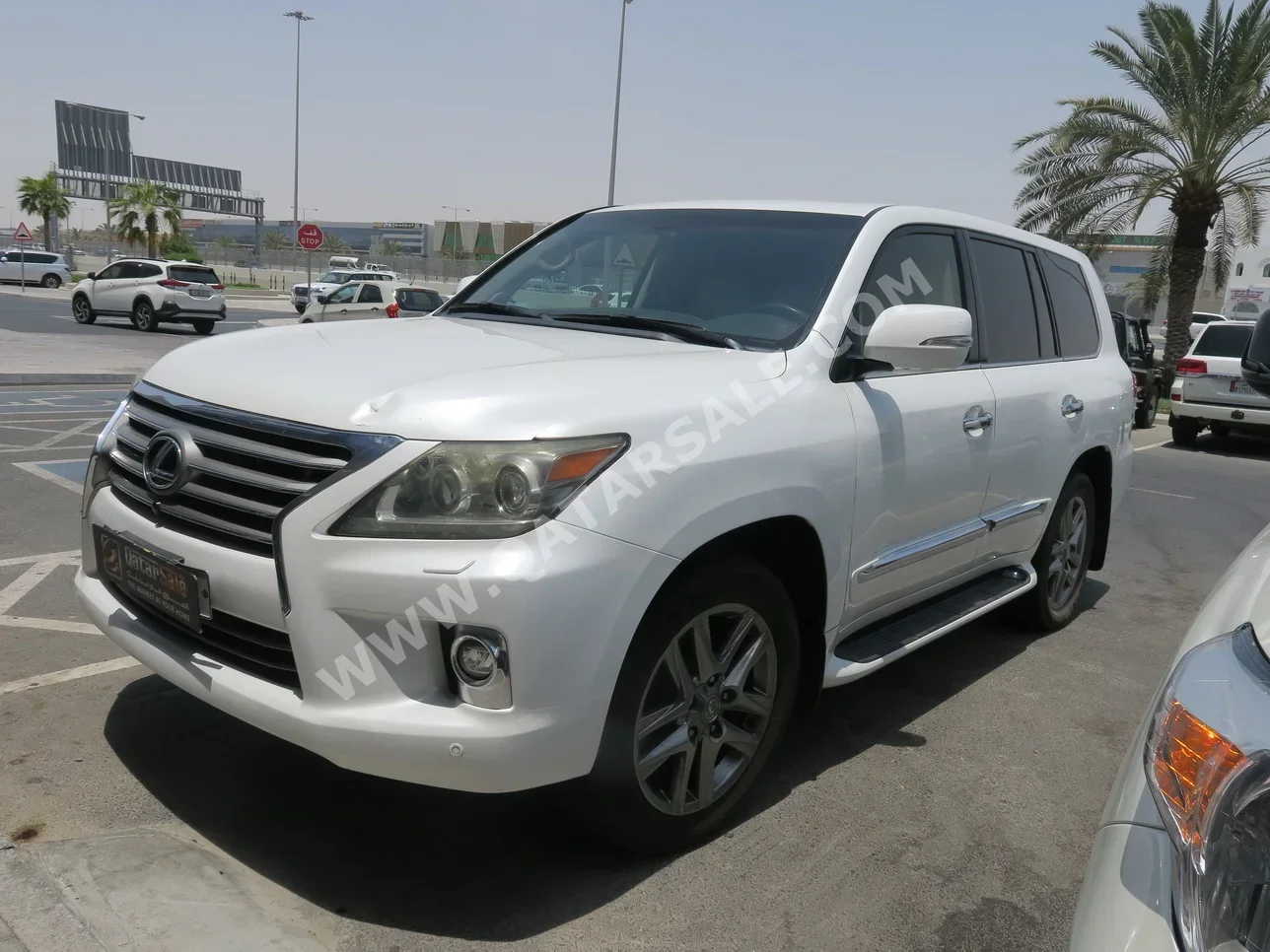 Lexus  LX  570  2014  Automatic  289,000 Km  8 Cylinder  Four Wheel Drive (4WD)  SUV  White